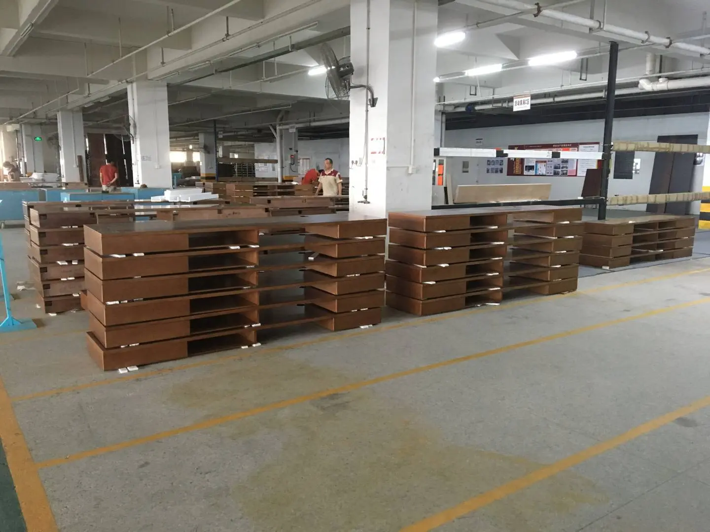 9.2 Luaggage rack with desk (2)