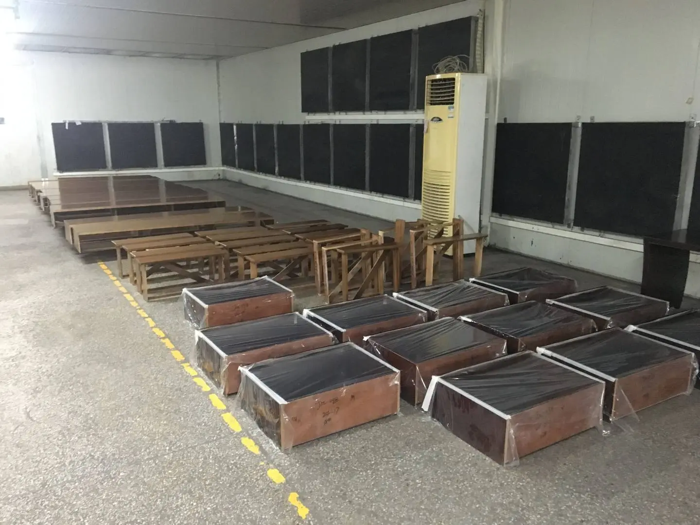 Luaggage rack with desk (1)